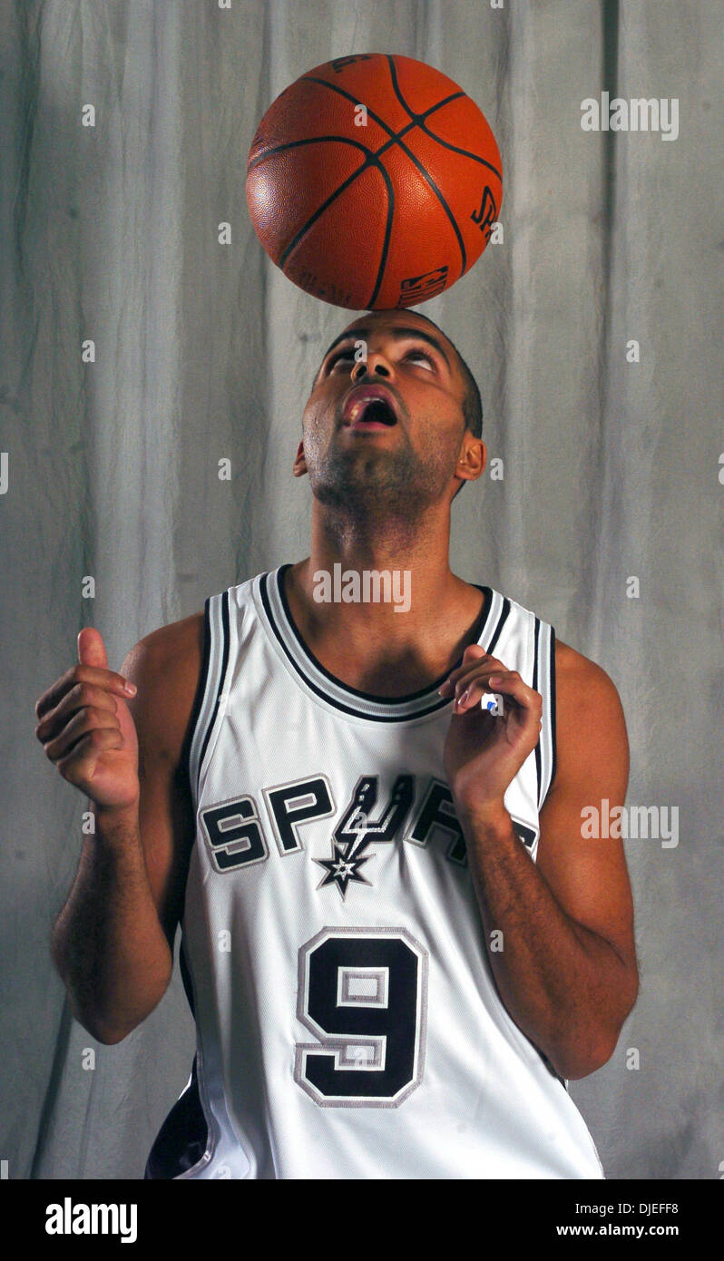 Oct 03, 2004 ; San Antonio, TX, USA ; Spurs player tony parker pose pour photos lors de la Journée des médias, le lundi soir à l'hôtel Omni. Banque D'Images