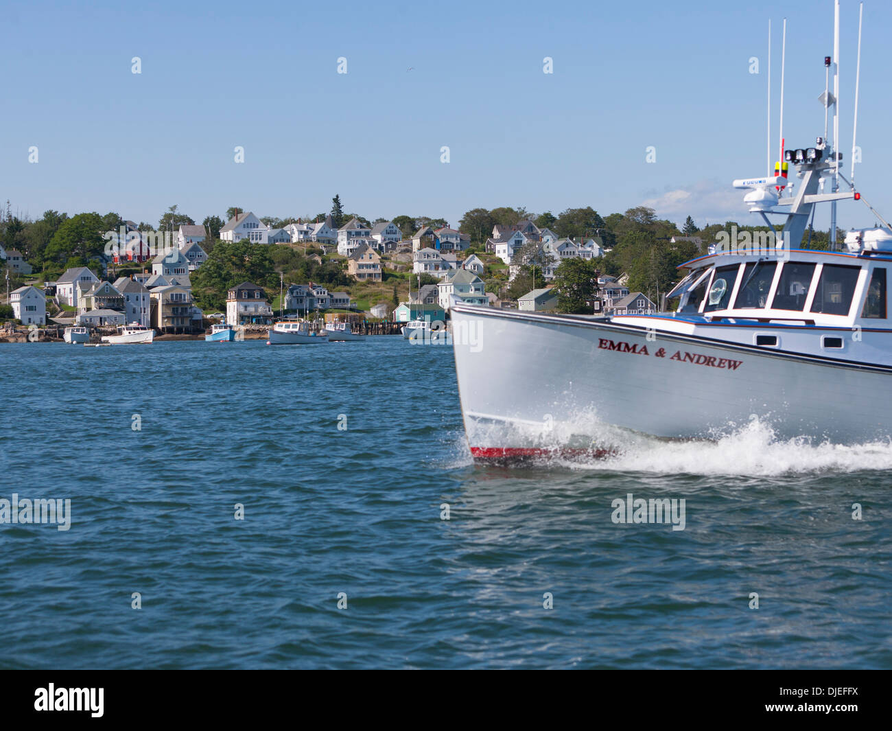 Un langoustier pouvoirs passé la ville de Stonington, moi. Banque D'Images