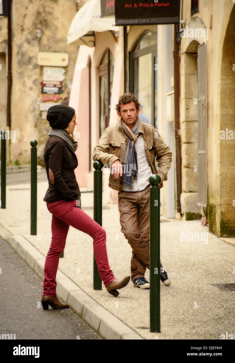 Rencontre homme et femme dans le village provençal de Lourmarin avec langage corporel Banque D'Images