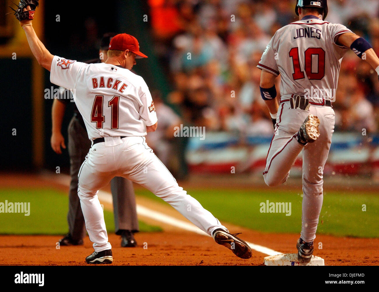 Oct 09, 2004 ; Houston, TX, USA ; Astros de Houston le lanceur partant Brandon Backe tags hors saison 2001 Chipper Jones sur une course de 1re au Minute Maid Park de Houston, Texas, 2004 octobre9. Houston mène la série 2-1 Division de la Ligue nationale. Banque D'Images