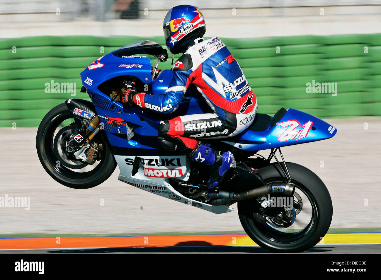 Oct 30, 2004 ; Valencia, Espagne ; l'Américain John 'HOPPER' HOPKINS (Californie) les pop un cabré pendant une séance d'essai pour la 16e et dernière ronde de la Grand Prix MotoGP world championship au circuit Ricardo Tormo. Banque D'Images