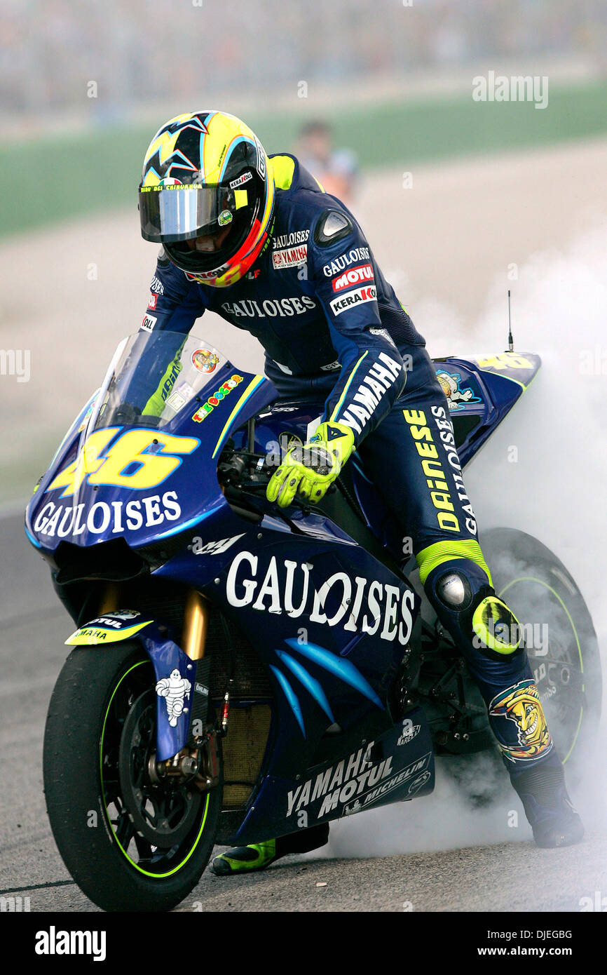 Oct 30, 2004 ; Valencia, Espagne, l'italien Valentino Rossi (photo) ont fait irruption dans la première place à la 16e et dernière ronde du championnat du monde Grand Prix MotoGP au circuit Ricardo Tormo, à Valence, Espagne. Banque D'Images