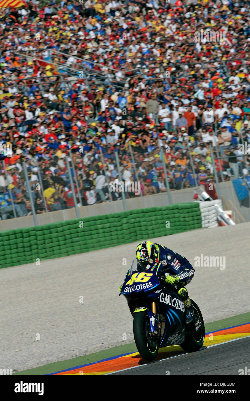 Oct 30, 2004 ; Valencia, Espagne, l'italien Valentino Rossi (photo) d'assaut de la première place dans le 16e et dernier tour de la Grand Prix MotoGP world championship au circuit Ricardo Tormo, à Valence, Espagne. Banque D'Images