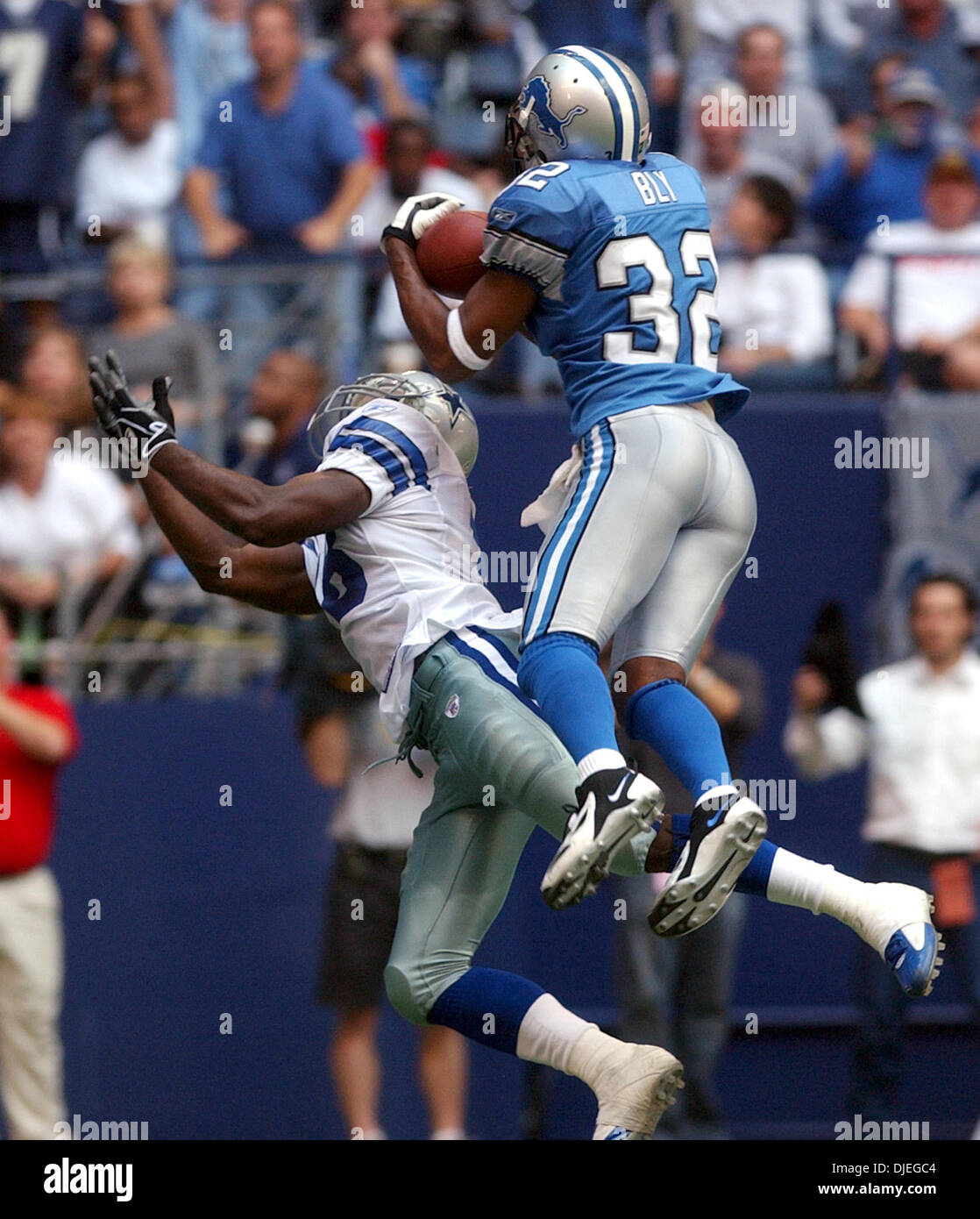 31 Oct 2004, Irving, TX, USA ; NFL Football : Les Lions de Détroit DRE BLY intercepte une passe destinée à les Dallas Cowboys' Terrance Copper durant la demi-sedcond au Texas Stadium. Banque D'Images