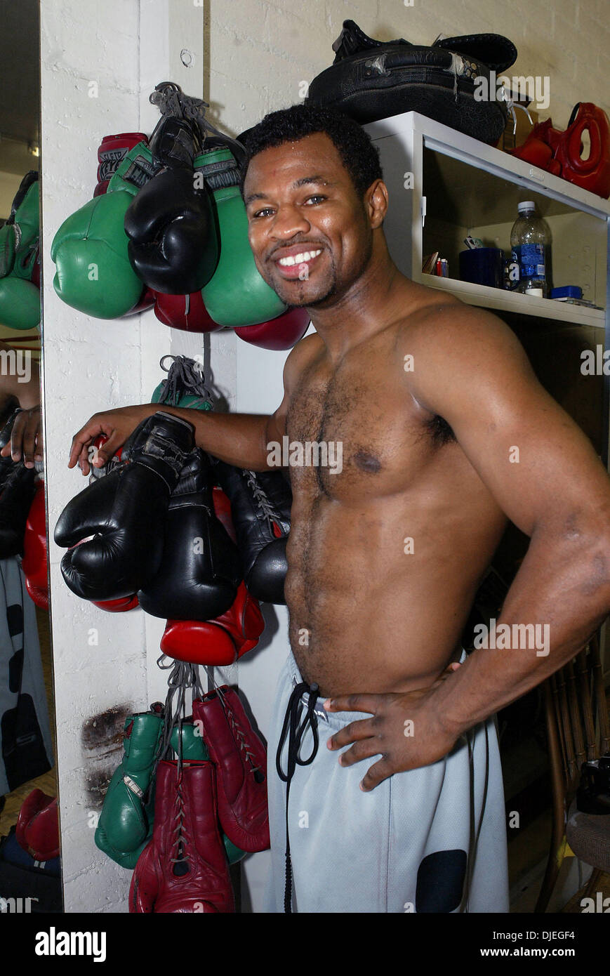 Nov 03, 2004 ; Van Nuys, CA, USA ; 'Boxer' SHANE MOSLEY pose après une séance à Van Nuys. Mosley se prépare pour son prochain match revanche contre Winky Wright pour le WBC/WBA Super super-légers Championship le 20 novembre 2004, à l'hôtel Mandalay Bay, à Las Vegas. Banque D'Images