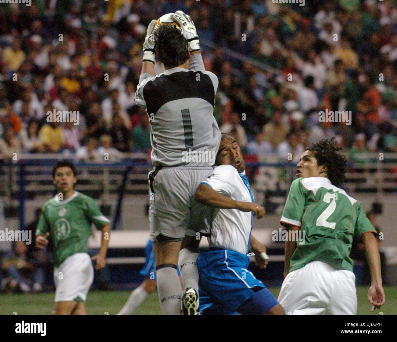 Nov 10, 2004 ; San Antonio, TX, USA ; International Friendly Soccer - Le Mexique a battu le Guatemala 2 à 0. Sur la photo : Juan Carlos Plata du Guatemala, en blanc, les tentatives de la balle de la tête mais est bloqué par le gardien de but mexicain Moises Muñoz durant la deuxième moitié de l'action à l'Alamodome. Banque D'Images