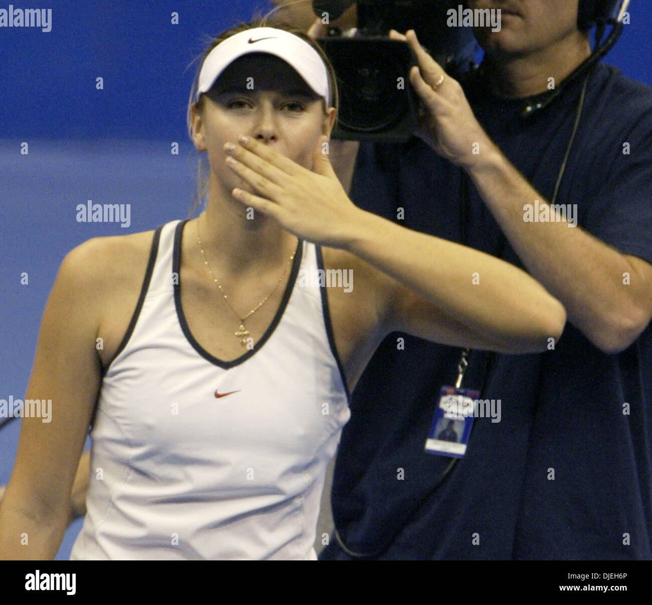 Nov 15, 2004 ; Los Angeles, CA, USA, Russie, MARIA SHARAPOVA, célèbre après avoir battu Serena Williams, 4-6, 6-2, 6-4, après le dernier match du WTA Tour Championships au Staples Center de Los Angeles Banque D'Images