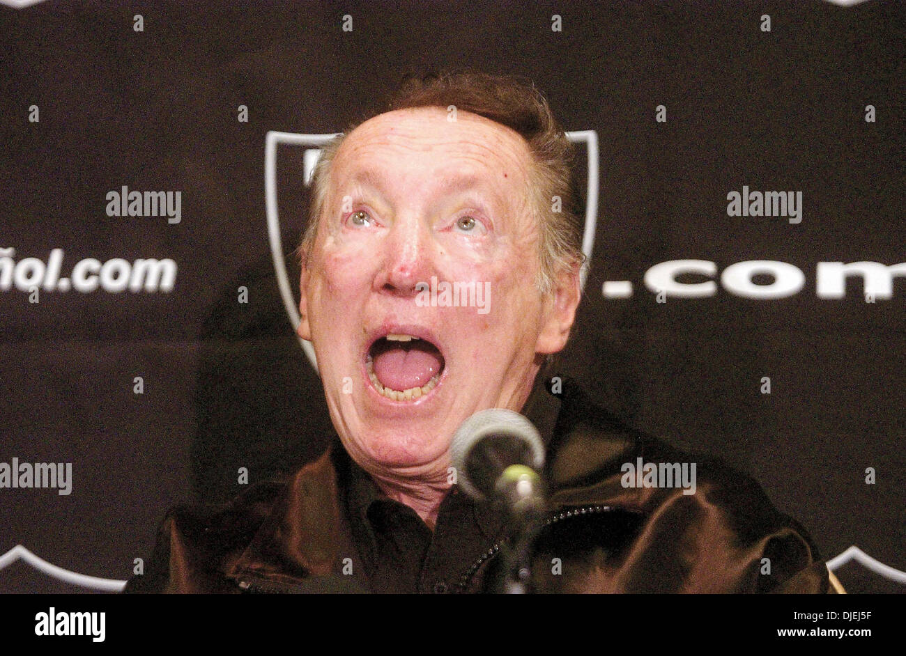 Le propriétaire d'Oakland Raider Al Davis réagit comme Tim Brown rappelle les moments de sa carrière comme un raider au cours de l'annonce de sa libération de l'Oakland Raiders dans Napa 4 août 2004. ..Napa Valley Register (crédit Image : © Napa Valley Register/ZUMApress.com) Banque D'Images
