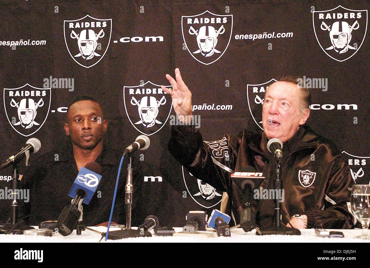 Tim Brown le long avec le propriétaire Al Davis annonce sa libération de l'Oakland Raiders dans Napa, CA. Le 4 août 2004...Napa Valley Register (crédit Image : © Napa Valley Register/ZUMApress.com) Banque D'Images