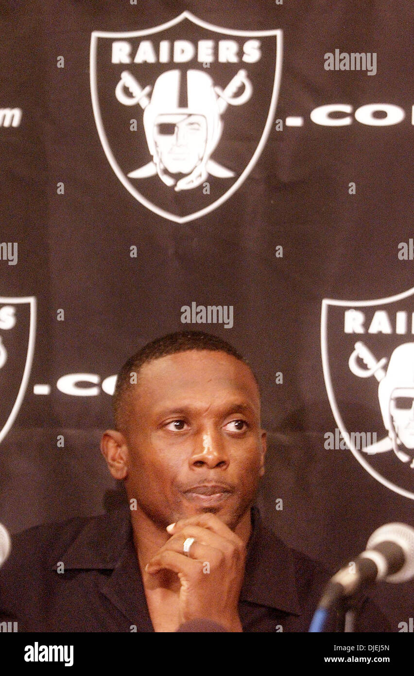Tim Brown le long avec le propriétaire Al Davis annonce sa libération de l'Oakland Raiders dans Napa 4 Août 2004...Napa Valley Register (crédit Image : © Napa Valley Register/ZUMApress.com) Banque D'Images