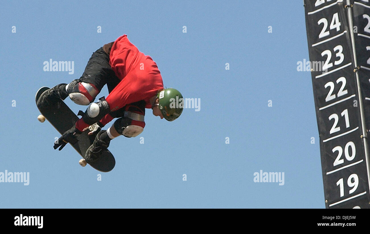 Août 08, 2004 ; Los Angeles, CA, USA ; skateur professionnel DANNY WAY Skateboard pendant la finale de Big Air pendant X X jeux Banque D'Images