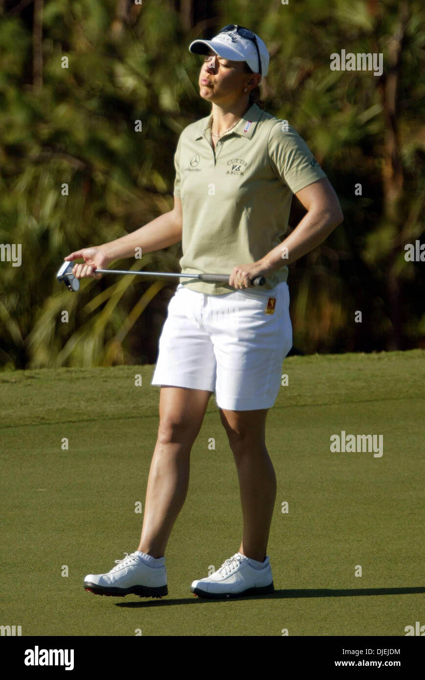 Nov 19, 2004 ; Palm Beach, FL, USA ; dans la 2e Ronde d'ADT Championship au Trump International Golf Club à West Palm Beach, Annika Sorenstam réagit à un putt sur le 14ème green vendredi après-midi. Elle a terminé en tête avec un cumul 10 sous la normale, pour les deux jours de jeu. Banque D'Images