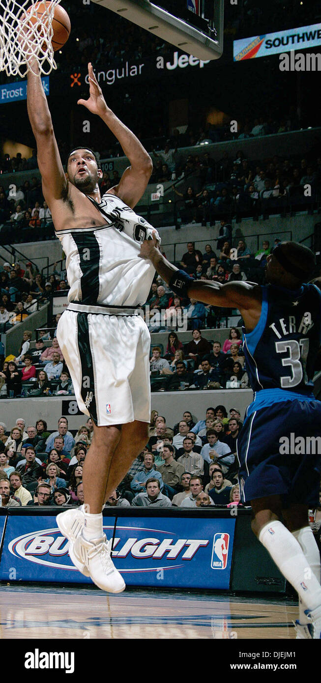 Nov 24, 2004 ; San Antonio, TX, USA ; San Antonio Spurs TIM DUNCAN est tenu par Dallas Mavericks Jason Terry durant la seconde moitié de la SBC Center le mercredi. Banque D'Images