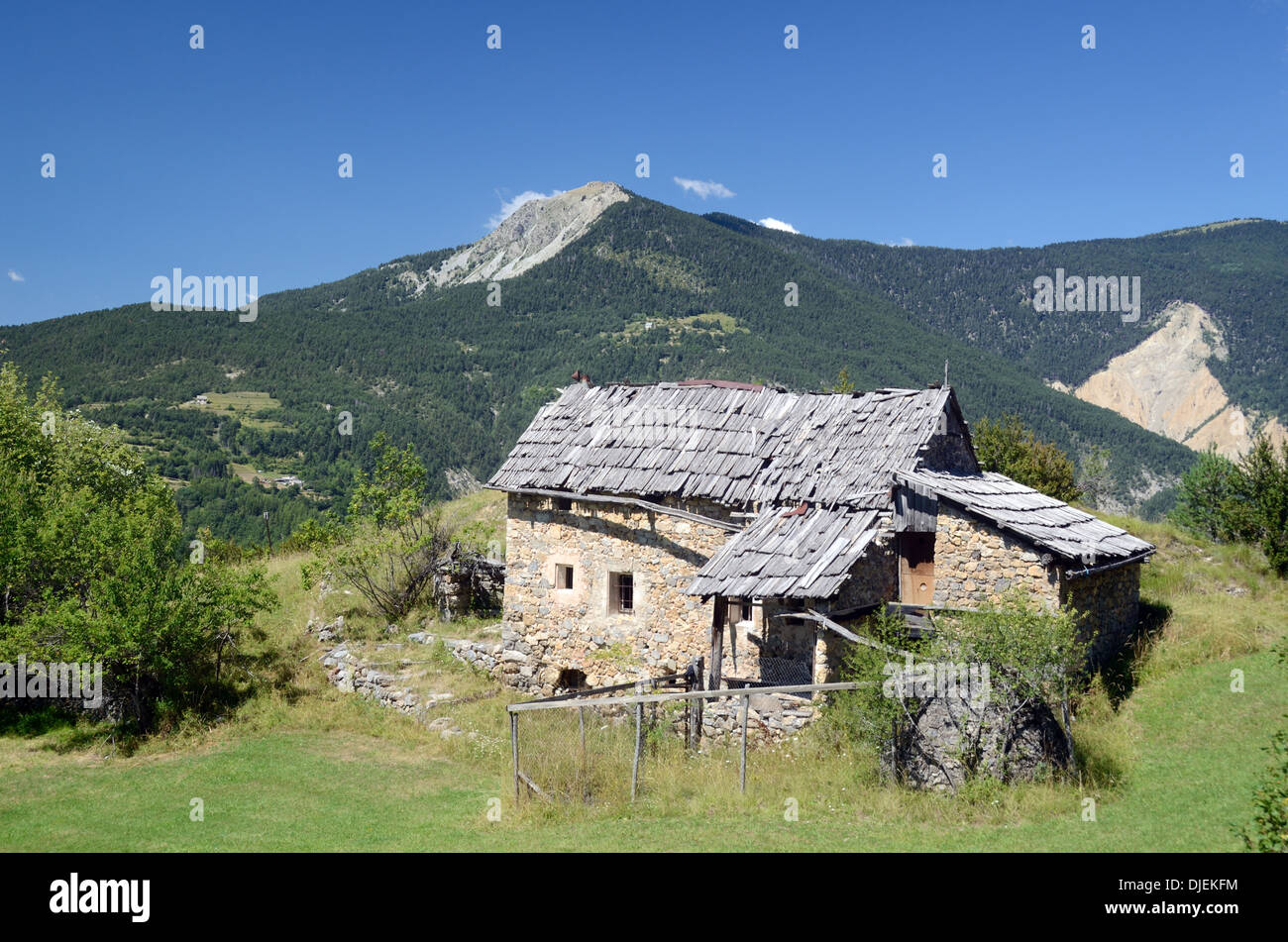 Ferme en ruine ou abandonnées entre Péone ou Peone et Valberg Alpes Alpes-Maritimes France Banque D'Images