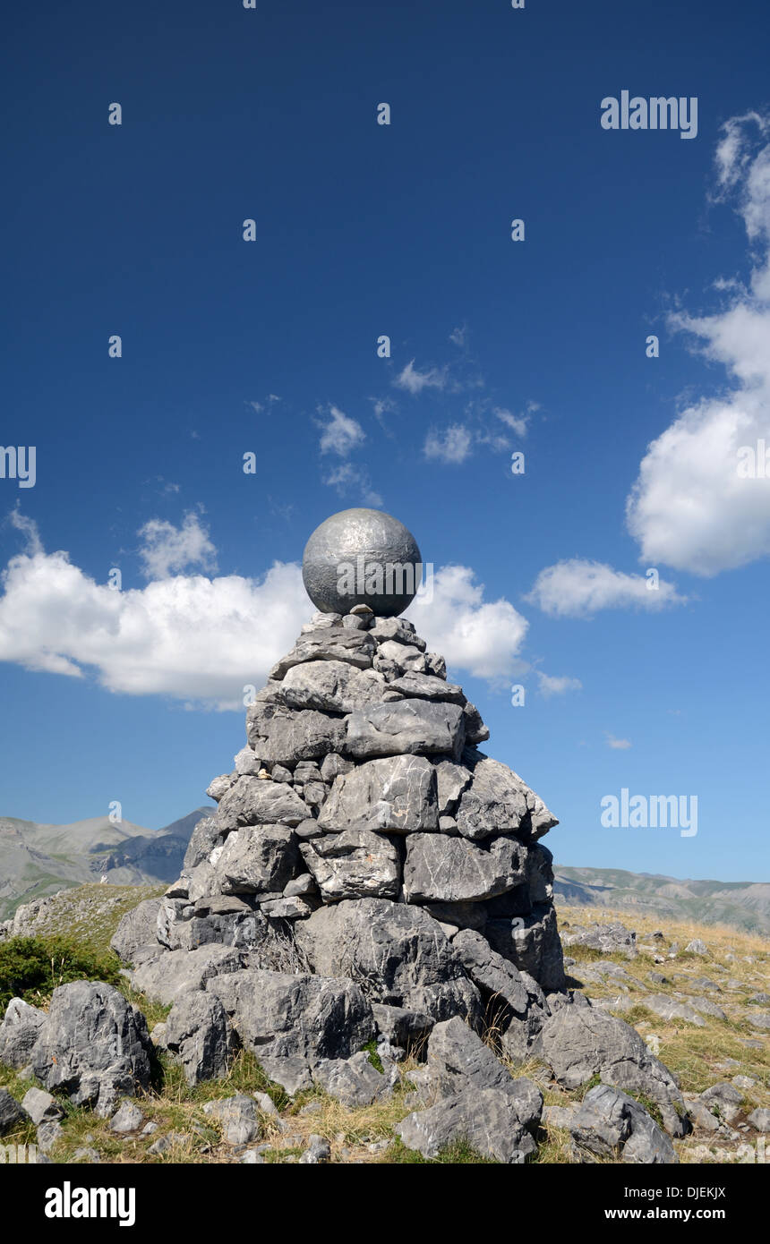 Sculpture Neptune et cairn sur Sentier Planetaire planétaire ou à pied circulaire France Alpes-Maritimes Valberg Banque D'Images