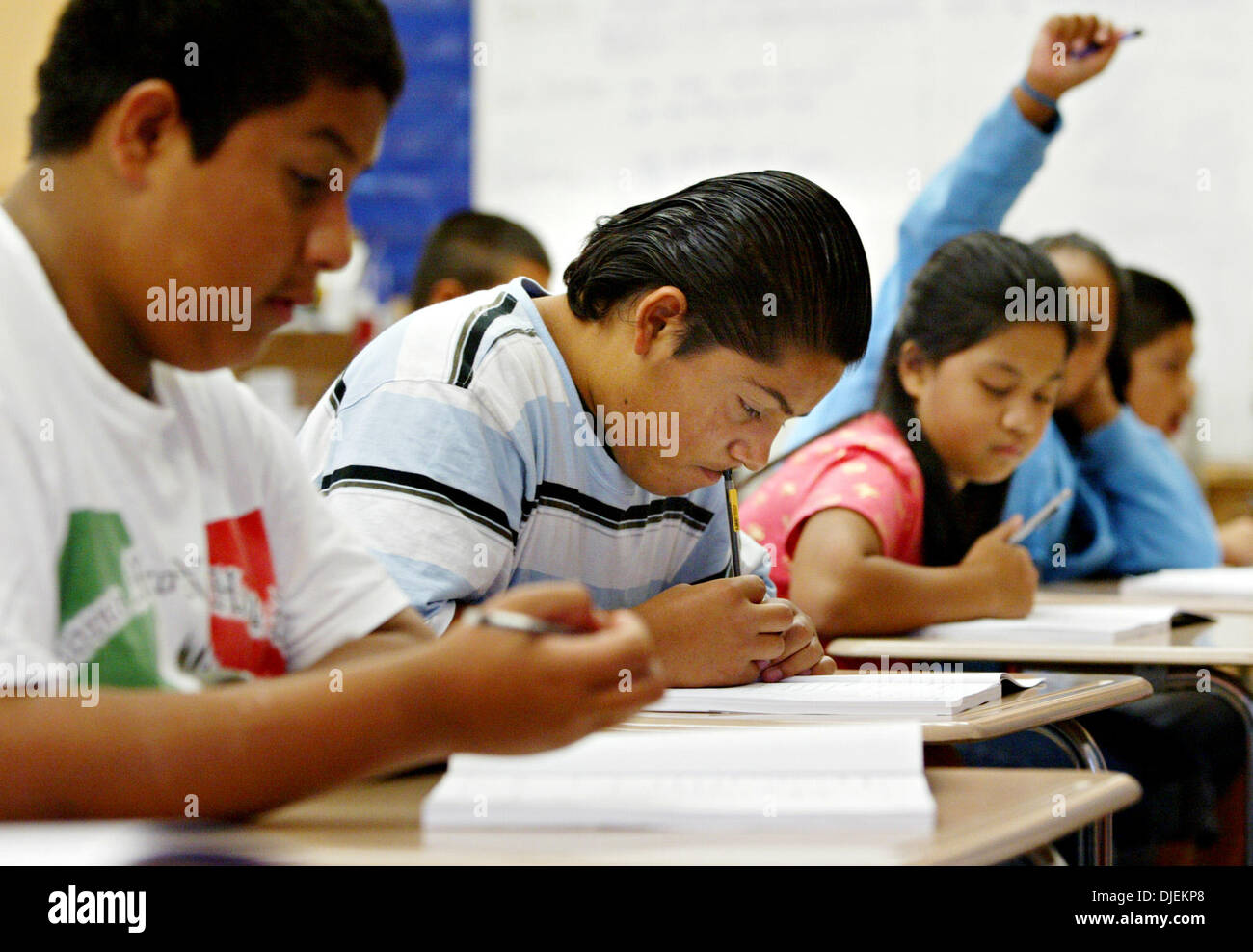 Vicente Ortiz(centre), travaille sur une cession au cours d'une classe de langue anglaise tôt le matin à l'école intermédiaire Cunha à Half Moon Bay, Californie ; vendredi, 7 septembre 2007. (John Green/San Mateo County Times) Banque D'Images