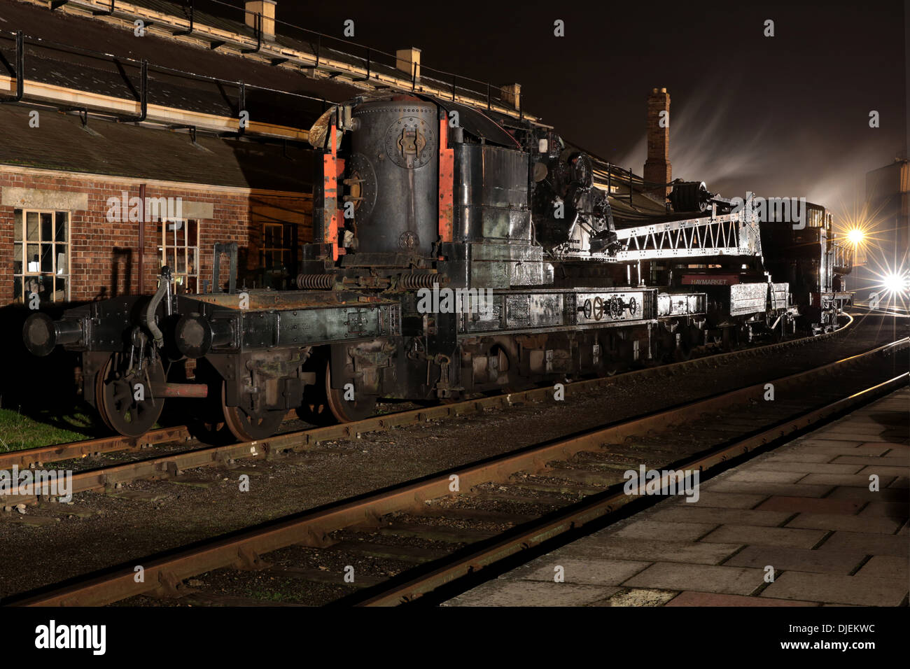 Great Western Railway (GWR) 5700 Class 0-6-0PT pannier préservés locomotive à vapeur du réservoir sur une ventilation de nuit train Banque D'Images