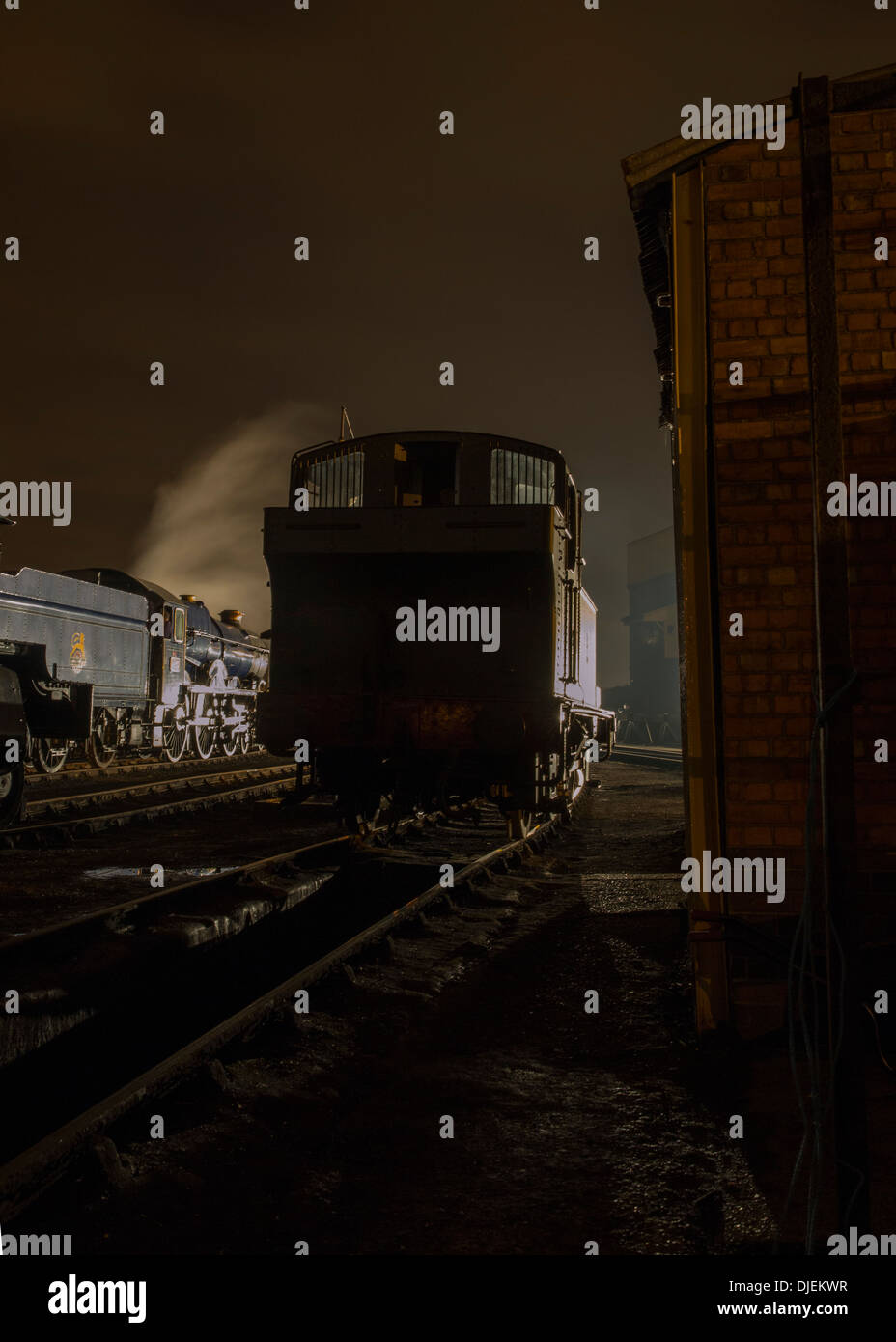 Un réservoir de GWR locomotive et 4-6-0 No.6023 Le roi Édouard II à vapeur et de l'allumé en silhouette à la société GWR à Didcot de nuit Banque D'Images