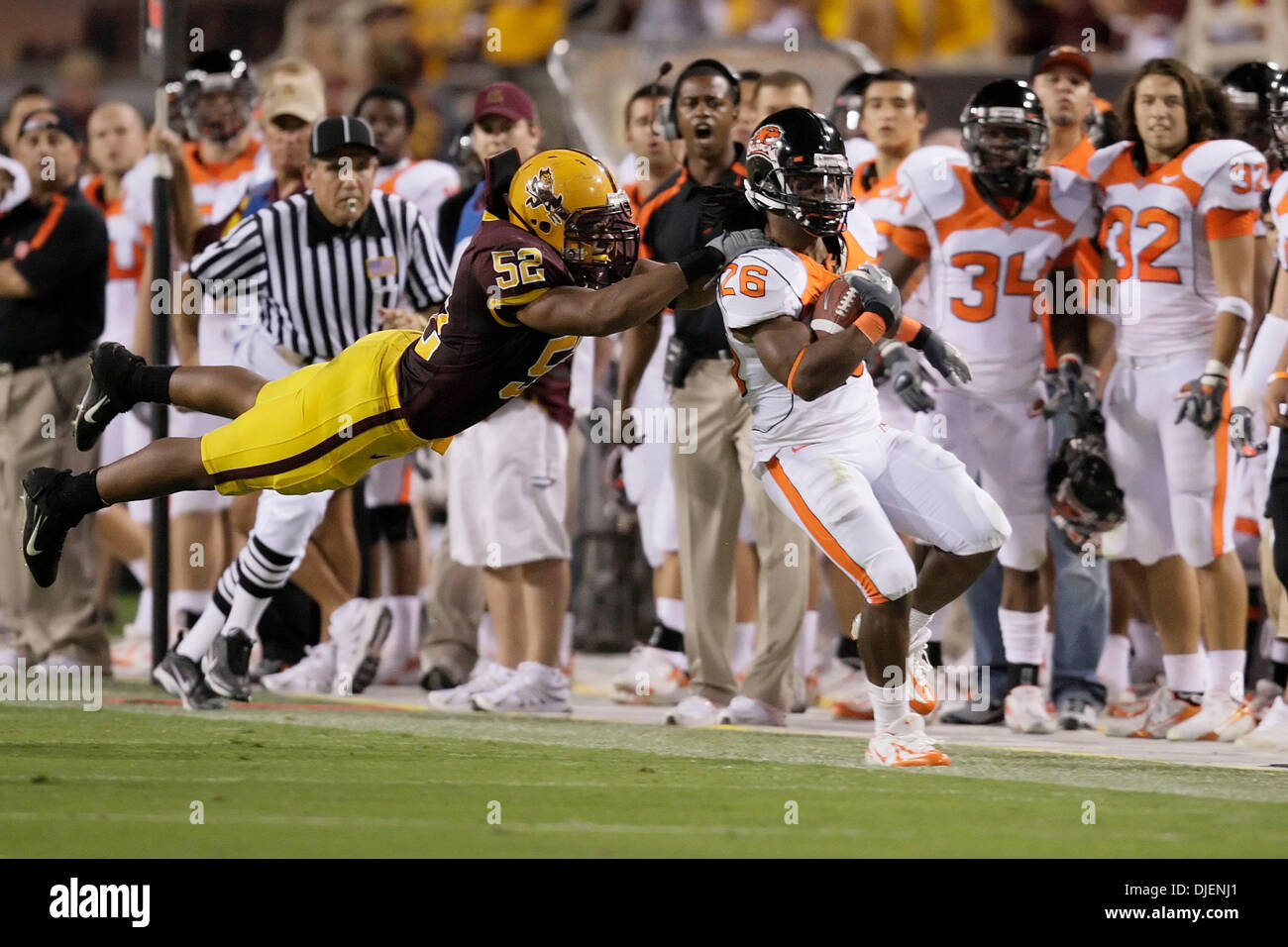 22 septembre 2007 - Tempe, AZ ..Josh Howley # 54 de l'Arizona State Sun Devils bondit pour l'attaquer sur Yvenson Bernard # 26 de l'Oregon State Beavers au Sun Devil Stadium de Tempe, Arizona. Max Simbron/CSM..les Sun Devils défait les castors 44-32 (crédit Image : © Max Simbron/Cal Sport Media) Banque D'Images