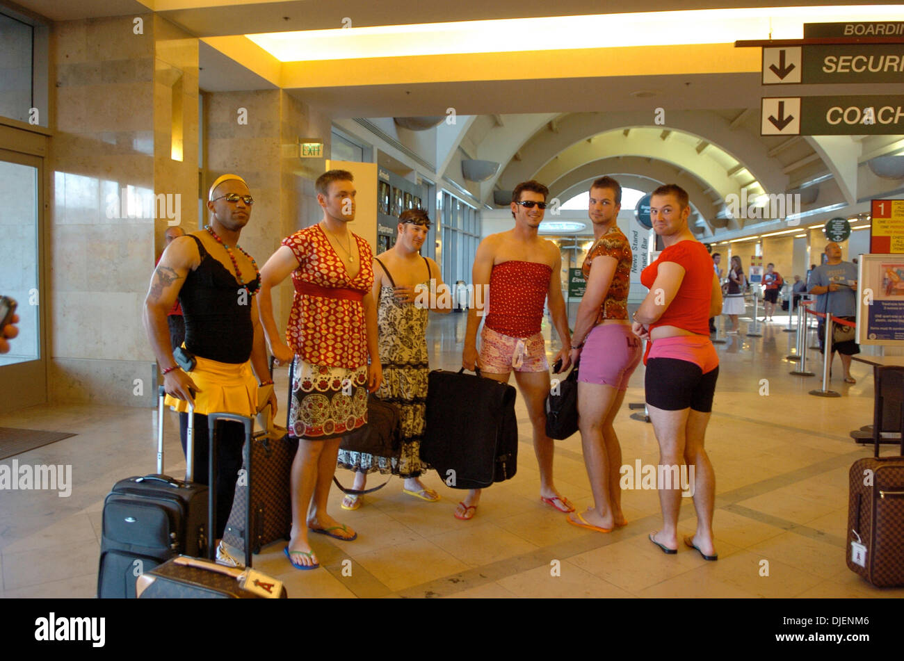 Sep 23, 2007 - Anaheim, CA, USA - Los Angeles Angels of Anaheim rookies (L-R) NATHAN HAYNES, RICH THOMPSON, RYAN BUDDE , BRANDON WOOD, TERRY EVANS, et Marcus GWYN entrer John Wayne Airport à Santa Ana, Californie, après les anges est devenue la Ligue des Champions de l'Ouest américain le dimanche 23 septembre 2007. Ces cinq joueurs rookie sont devenus les victimes de bizutage rookie et ont été forcés de d Banque D'Images