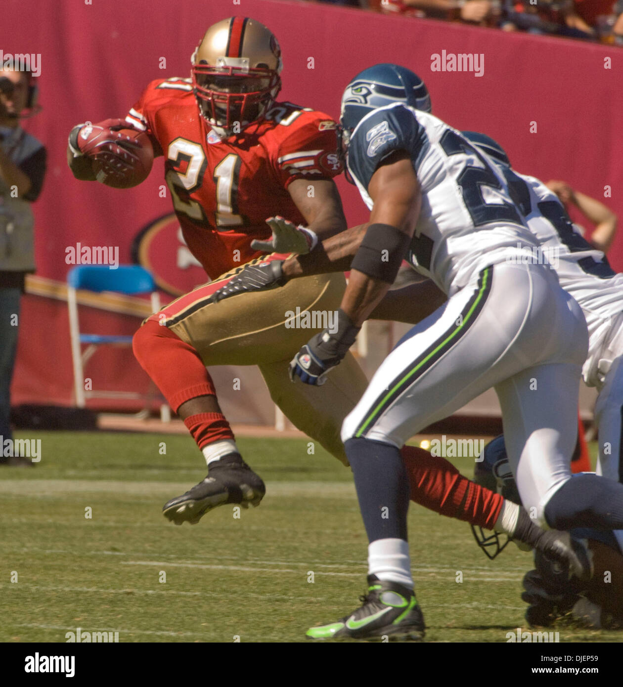 2007 - San Francisco, Californie, États-Unis - San Francisco 49ers Seattle Seahawks vs à Monster Park Dimanche, 30 Septembre, 2007. San Francisco 49ers Frank Gore running back # 21 Obtenir un moyen de Seattle Seahawks safety Deon Grant # 24 (Crédit : © Al Golub/ZUMApress.com) Banque D'Images