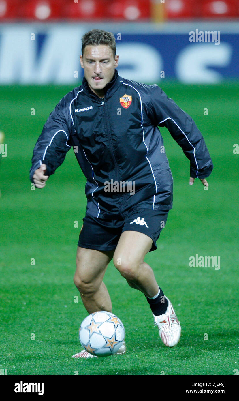 Francesco Totti de trains Roma à Old Trafford avant le match de la Ligue  des Champions contre Manchester United demain soir (crédit Image : ©  Photographe/Cal Sport Media Photo Stock - Alamy