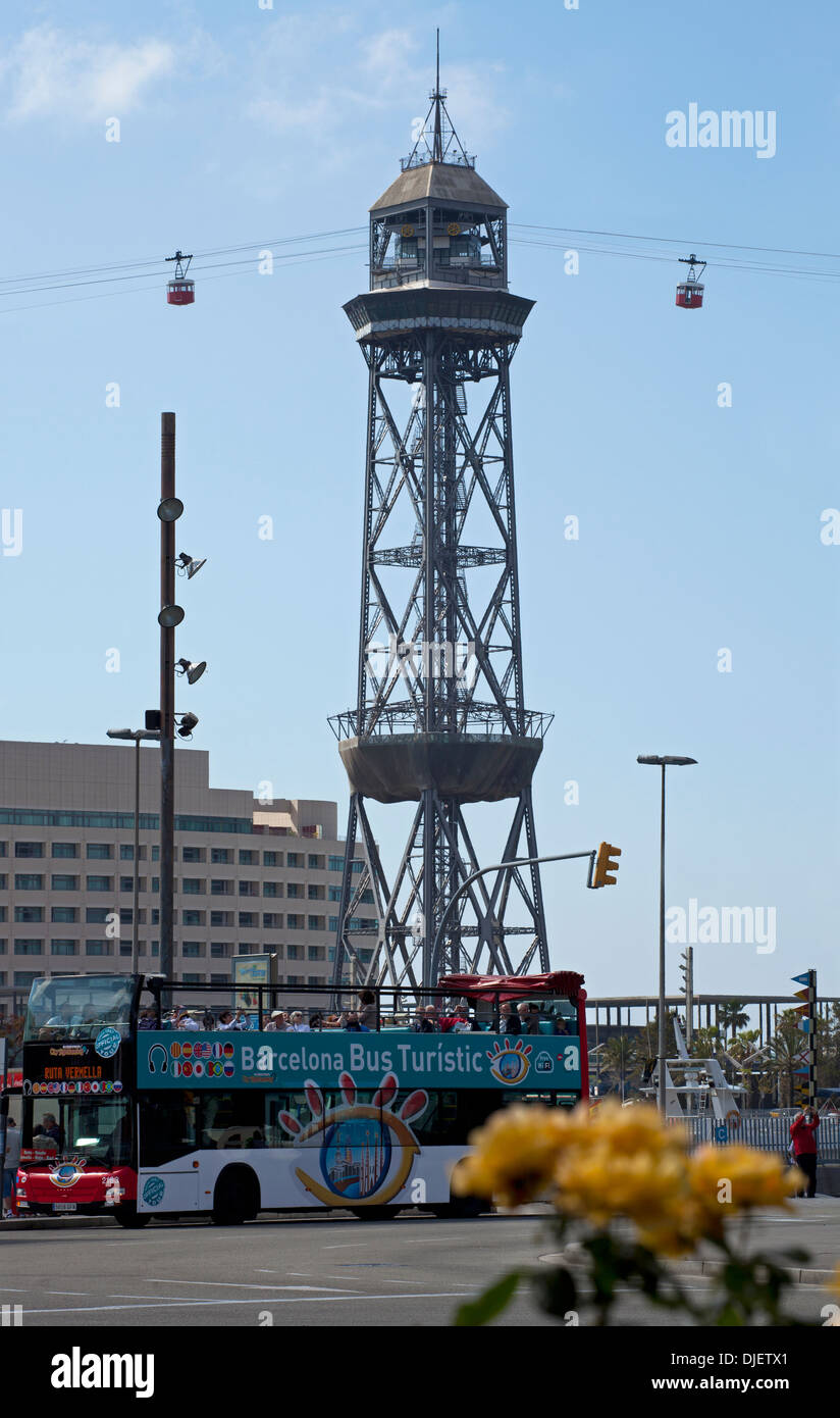 Teleferico, téléphérique tower & bus touristique, Barcelone, Espagne Banque D'Images