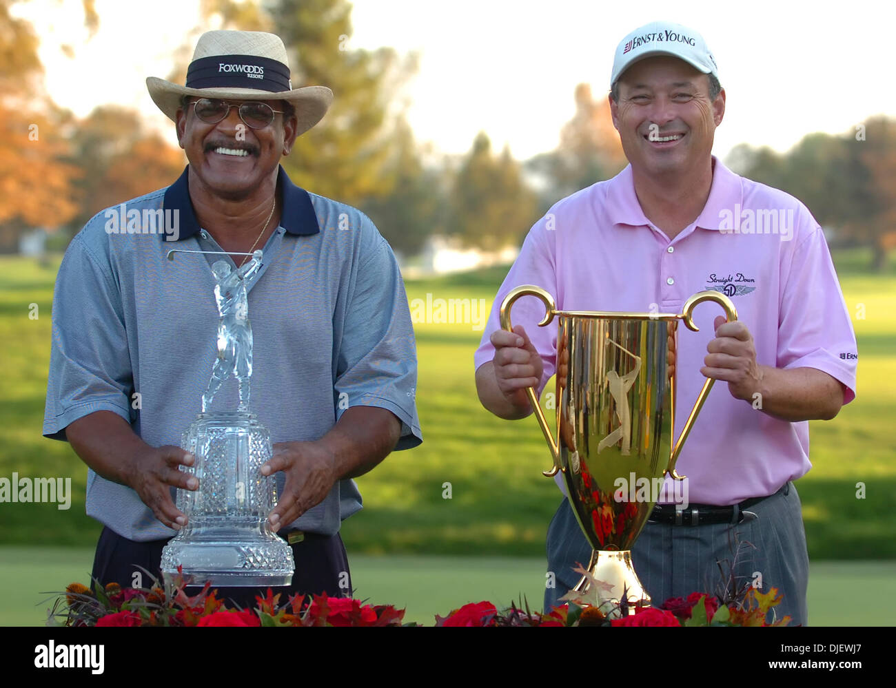 28 octobre 2007 - Sonoma, CA, USA - Jim Thorpe et Loren Roberts tenir leurs trophées sur le 18ème green pendant la cérémonie de trophée sur le tour final du championnat de la Coupe Charles Schwab tournoi de golf au Country Club de Sonoma le dimanche, 28 octobre 2007 à Sonoma, Californie Thorpe a remporté la Coupe Chrales Schwab et Roberts a remporté le concours pour la longue saison Charles Schwab Cu Banque D'Images