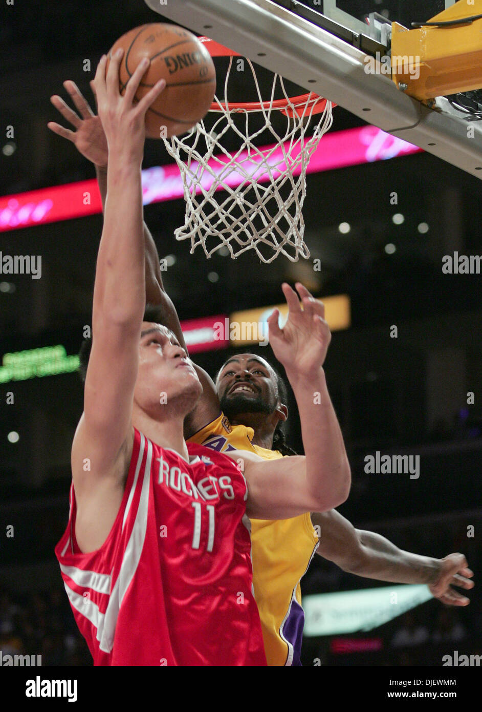 31 Oct 2007 - Los Angeles, Californie, USA - Yao Ming # 11 de la Houston Rockets va jusqu'à un tir contre RONNY TURIAF # 21 des Los Angeles Lakers au Staples Center le 30 octobre 2007 à Los Angeles, Californie. Les Rockets ont remporté 95-93. (Crédit Image : © Ringo Chiu/ZUMA Press) Banque D'Images