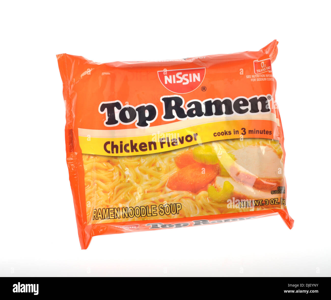 Non ouvert de saveur poulet Nissin Top Ramen Soupe de nouilles instantanées sur fond blanc. USA Banque D'Images