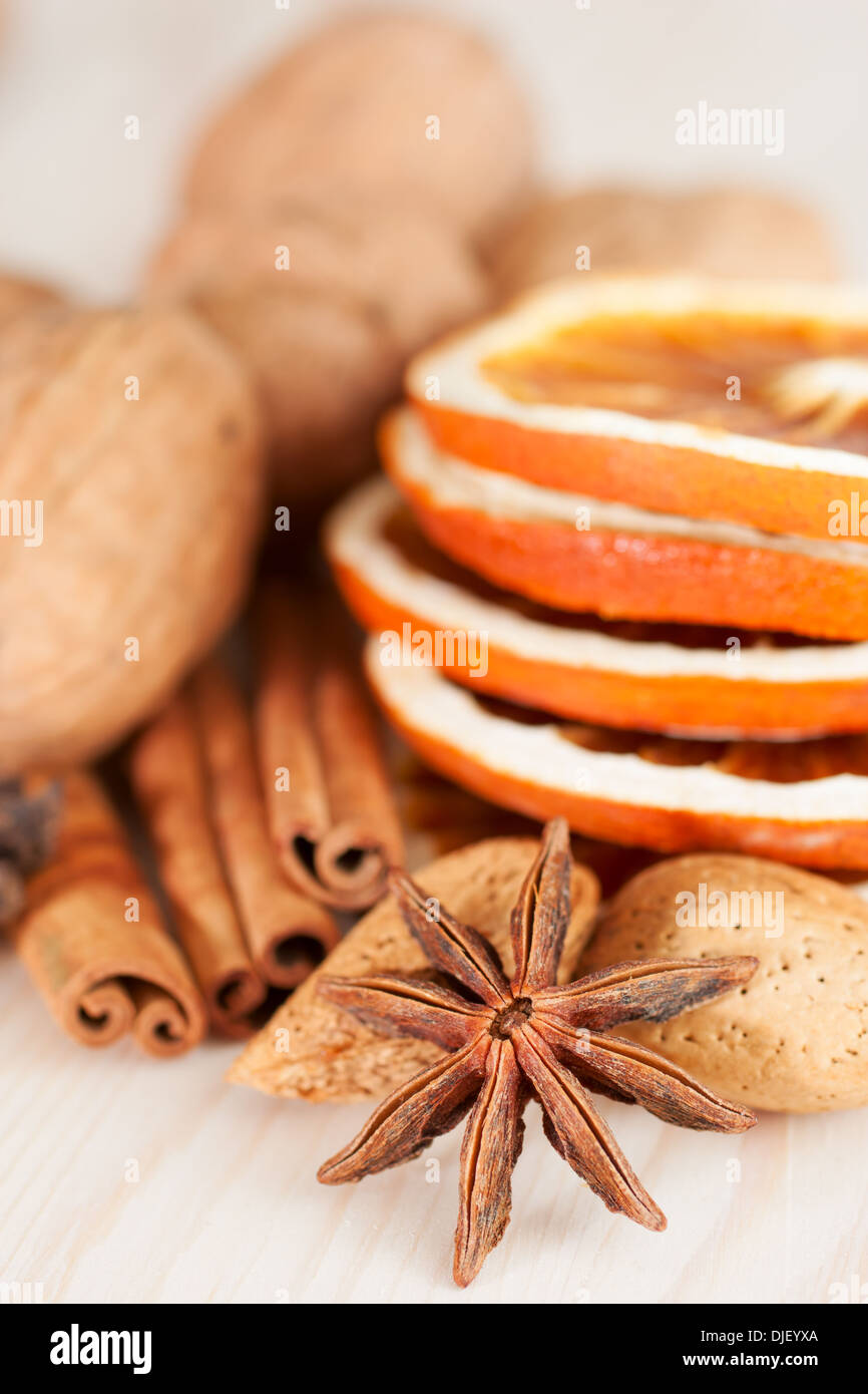 Tranches d'orange séchée avec de la cannelle et des noix Banque D'Images