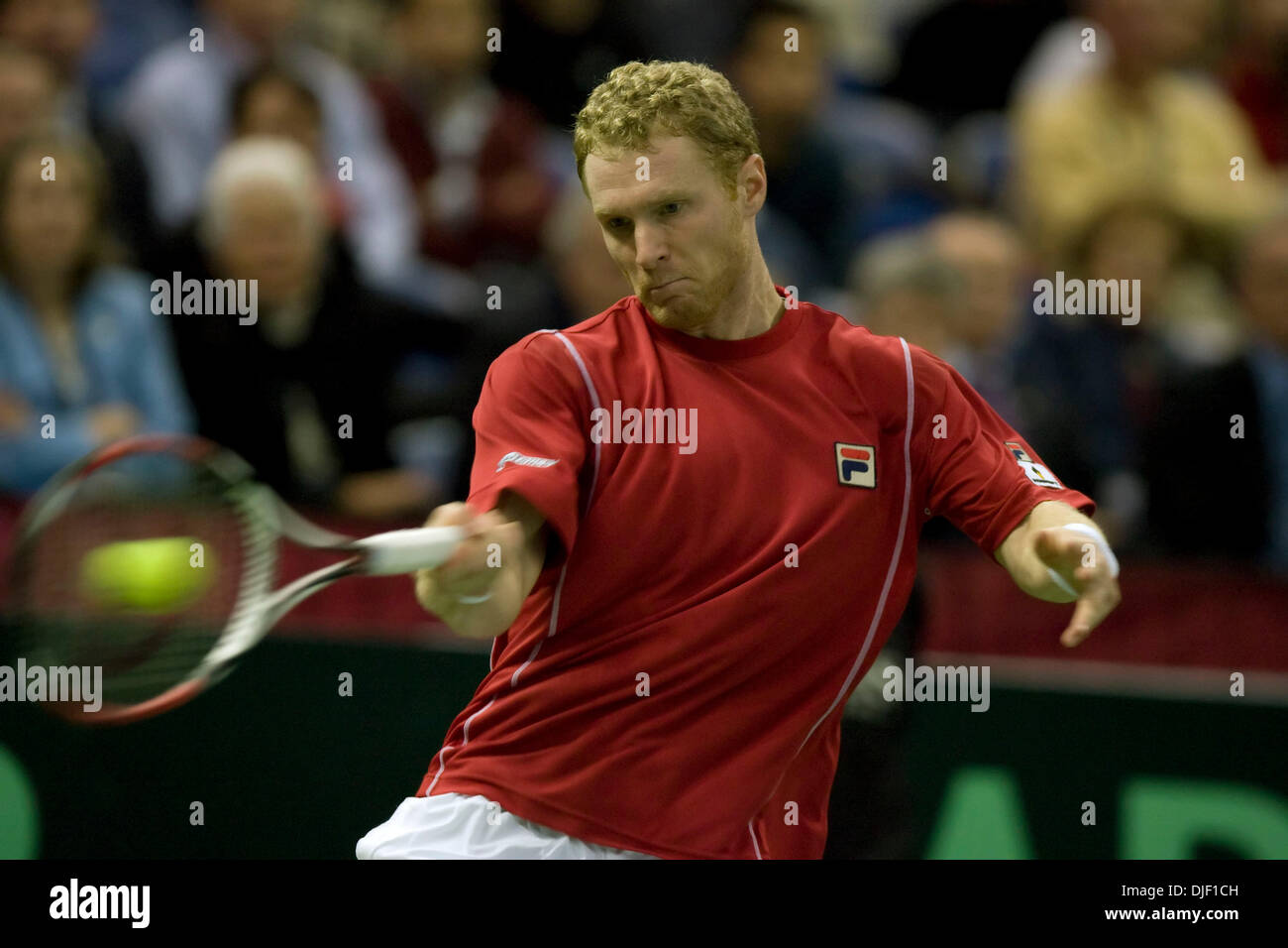 02 déc., 2007 - Portland, Oregon, USA - DMITRY TURSUNOV (RUS) frappe un coup droit lors de son match contre James Blake (USA) à la finale de la Coupe Davis 2007 tenue au Memorial Coliseum de Portland, Oregon. USA défait la Russie 4-1. (Crédit Image : © Susan Mullane/ZUMA Press) Banque D'Images