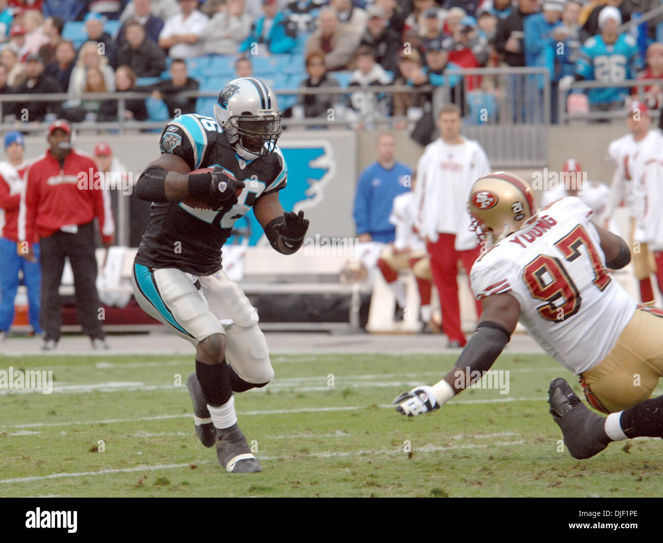 Dec 03 2007 - Charlotte, Caroline du Nord, États-Unis - les Panthers de la Caroline (26) DESHAUN FOSTER dirige le football comme San Francisco 49ers (97) BRYANT jeune va dans pour l'attaquer comme les Panthers battre les San Francisco 49ers 31-14 comme ils ont joué le stade Bank of America situé à Charlotte. (Crédit Image : © Jason Moore/ZUMA Press) Banque D'Images