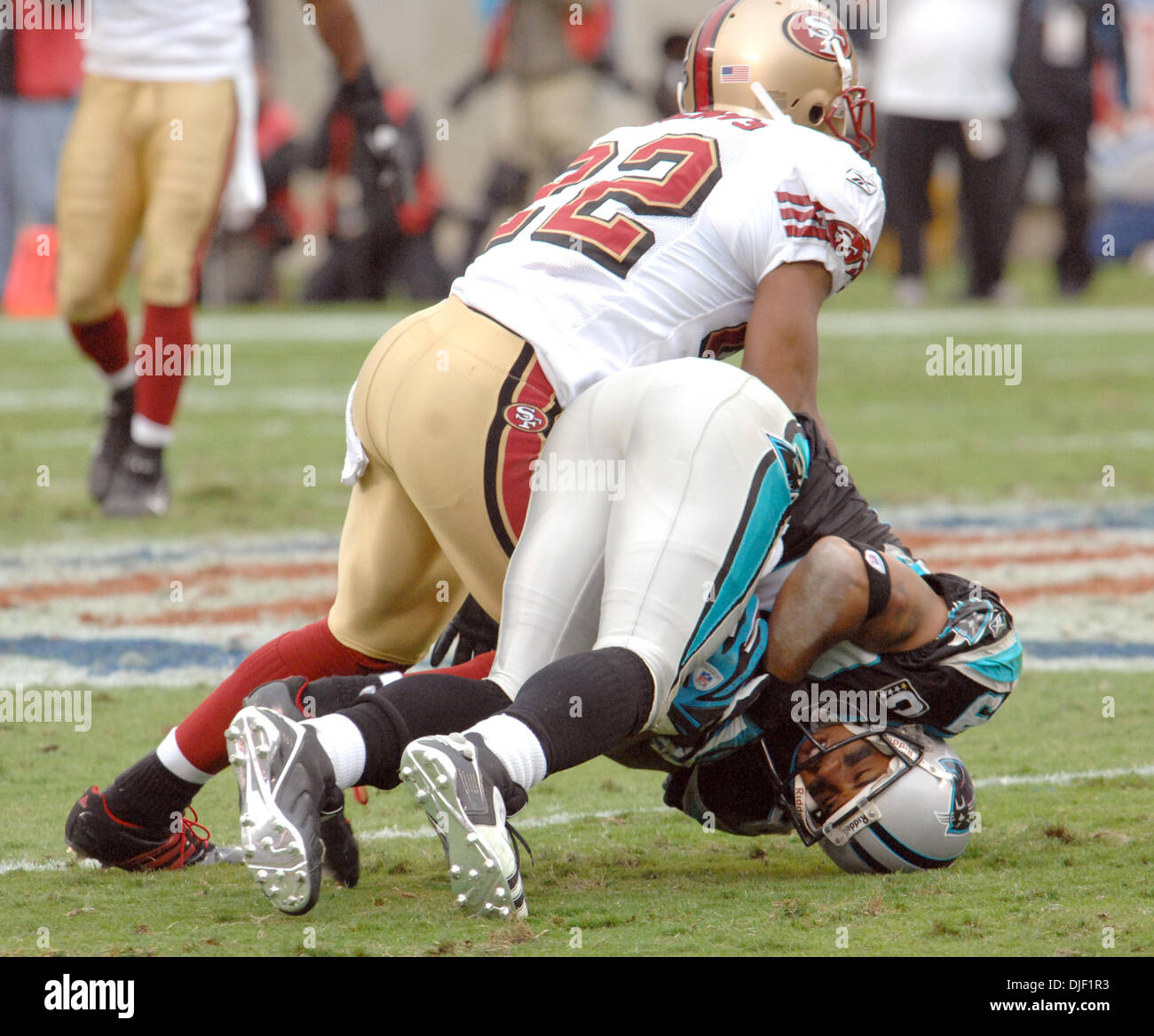 Dec 03 2007 - Charlotte, Caroline du Nord, États-Unis - les Panthers de la Caroline (26) DESHAUN FOSTER est abordé par San Francisco 49ers (22) NATE CLEMENTS comme la Panthers battre les San Francisco 49ers 31-14 comme ils ont joué le stade Bank of America situé à Charlotte. (Crédit Image : © Jason Moore/ZUMA Press) Banque D'Images