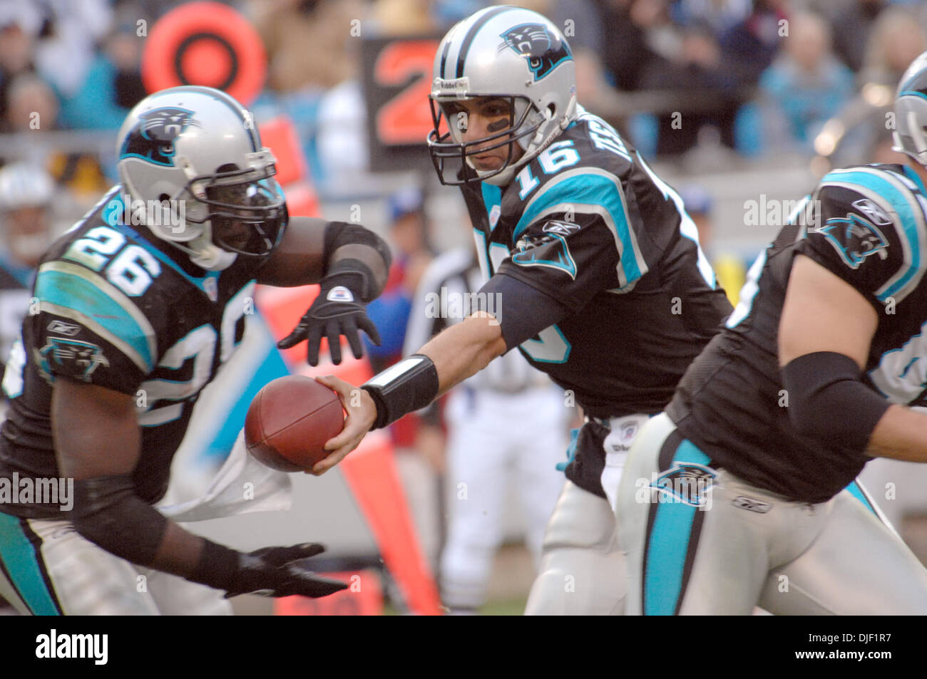 Dec 03 2007 - Charlotte, Caroline du Nord, USA - Carolina Panthers (16) Quarterback VINNY TESTAVERDE les mains hors de football Panthers (26) favoriser l'DESHAUN Carolina Panthers battre les San Francisco 49ers 31-14 comme ils ont joué le stade Bank of America situé à Charlotte.. (Crédit Image : © Jason Moore/ZUMA Press) Banque D'Images