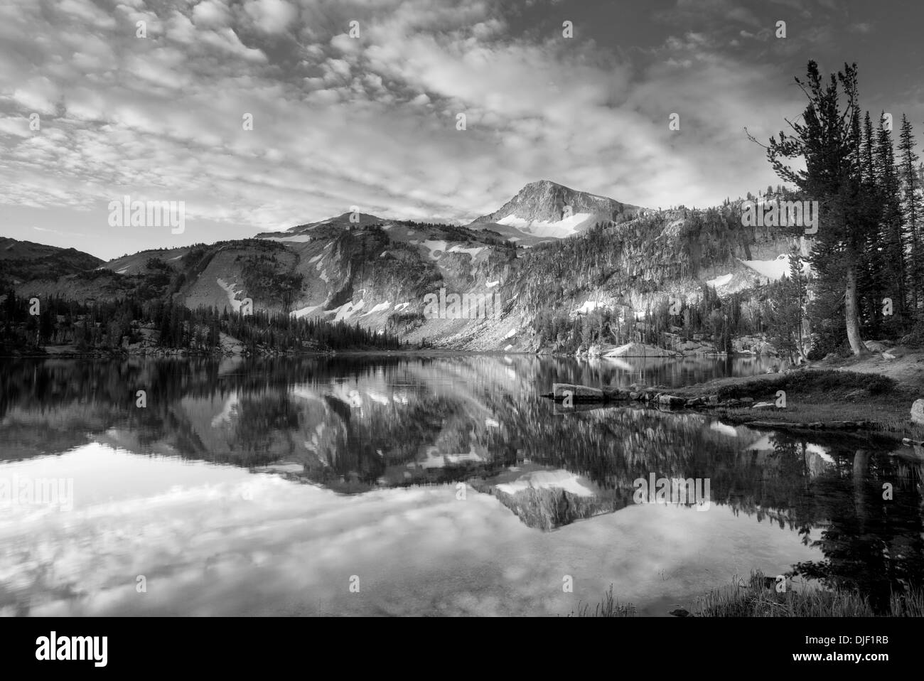 Lumière du soir et la réflexion dans le lac Mirror Lake avec Eagle Cap Mountain. Cap désert Eagle, New York Banque D'Images