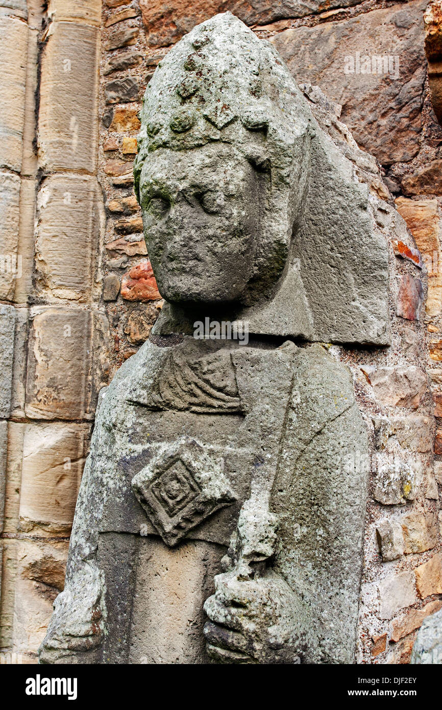 La figure de pierre d'un monument historique de l'Évêque au sein de l'Elgin, ruines de la cathédrale médiévale murs. Banque D'Images