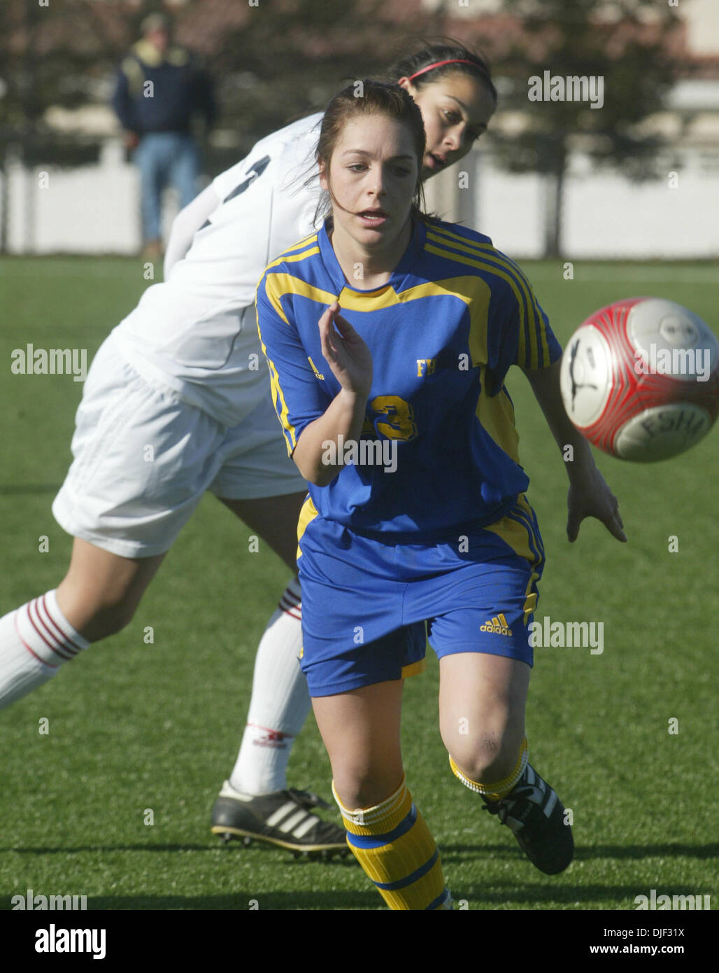 Foothill High School girls soccer player Allie Maduell chasse une balle vers Flintridge sacrés Cœurs but pendant un match de foot au terrain de MTV à Danville (Californie) Vendredi, 21 décembre 2007..(Jay Tri-Valley Herald)/Solmonson Banque D'Images