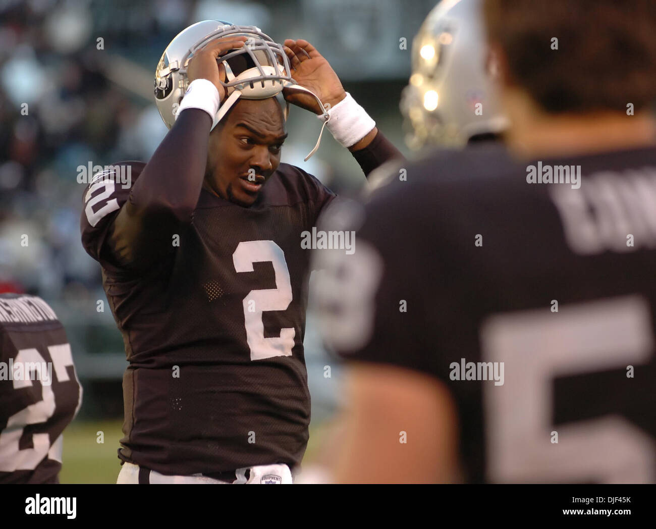 Oakland Raiders JaMarcus Russell, quart-arrière des # 2, promenades hors du terrain après l'offensive finale jouer contre les Chargers de San Diego au 4ème trimestre de leur jeu le dimanche, Décembre 29, 2007 chez McAfee Coliseum à Oakland, Californie San Diego Oakland défait 30-17. (Jose Carlos Fajardo/Contra Costa Times/ZUMA Press) Banque D'Images