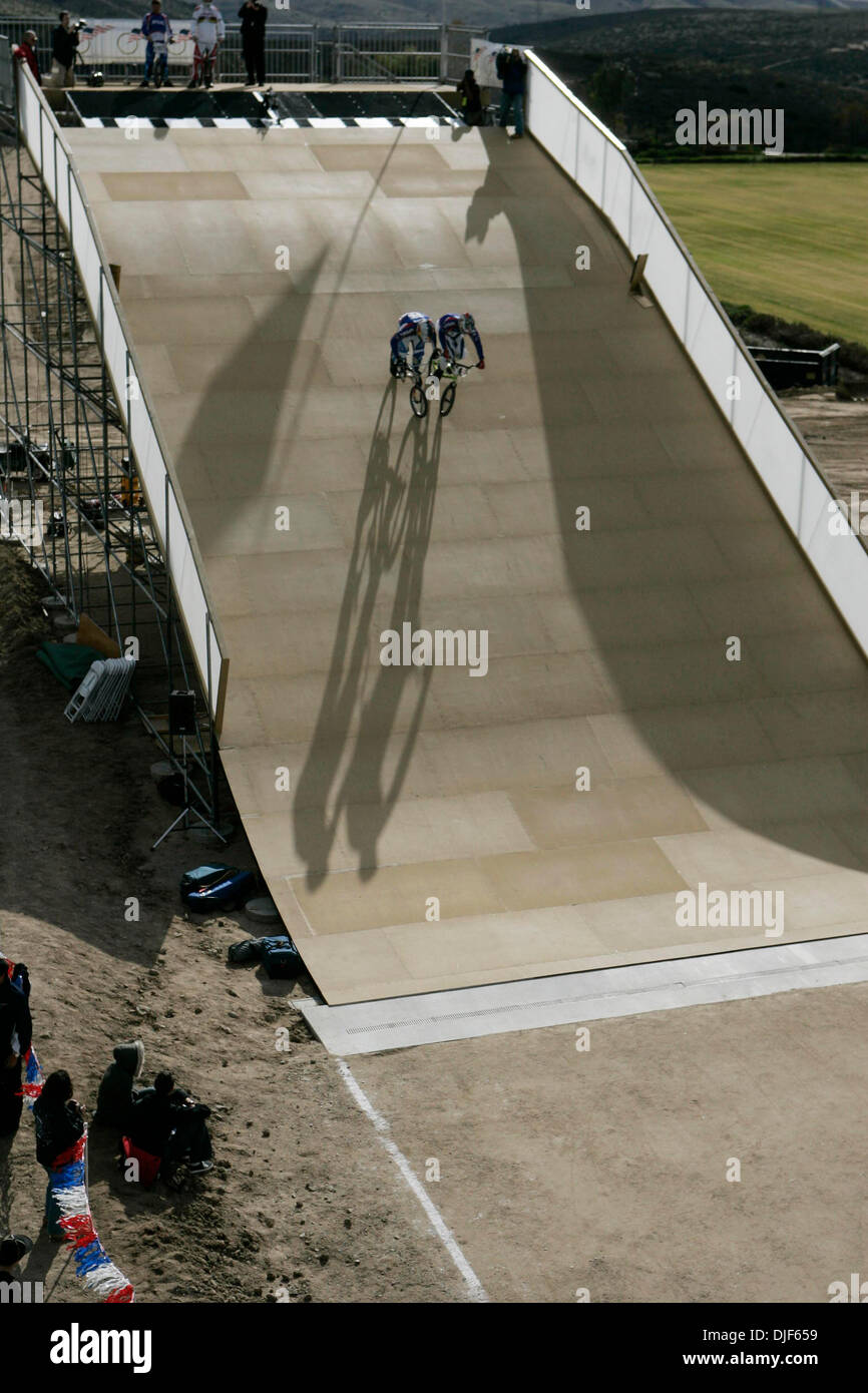 Jan 21, 2008 - Chula Vista, Californie, Etats-Unis - des espoirs olympiques KYLE BENNETT (à gauche) et Donny Robinson (à droite) monter sur le nouveau super-cross BMX piste à la base olympique lundi, à Chula Vista, en Californie. (Crédit Image : © Eduardo Contreras/San Diego Union Tribune/ZUMA Press) RESTRICTIONS : * DÉPART * Droits de tabloïds USA Banque D'Images