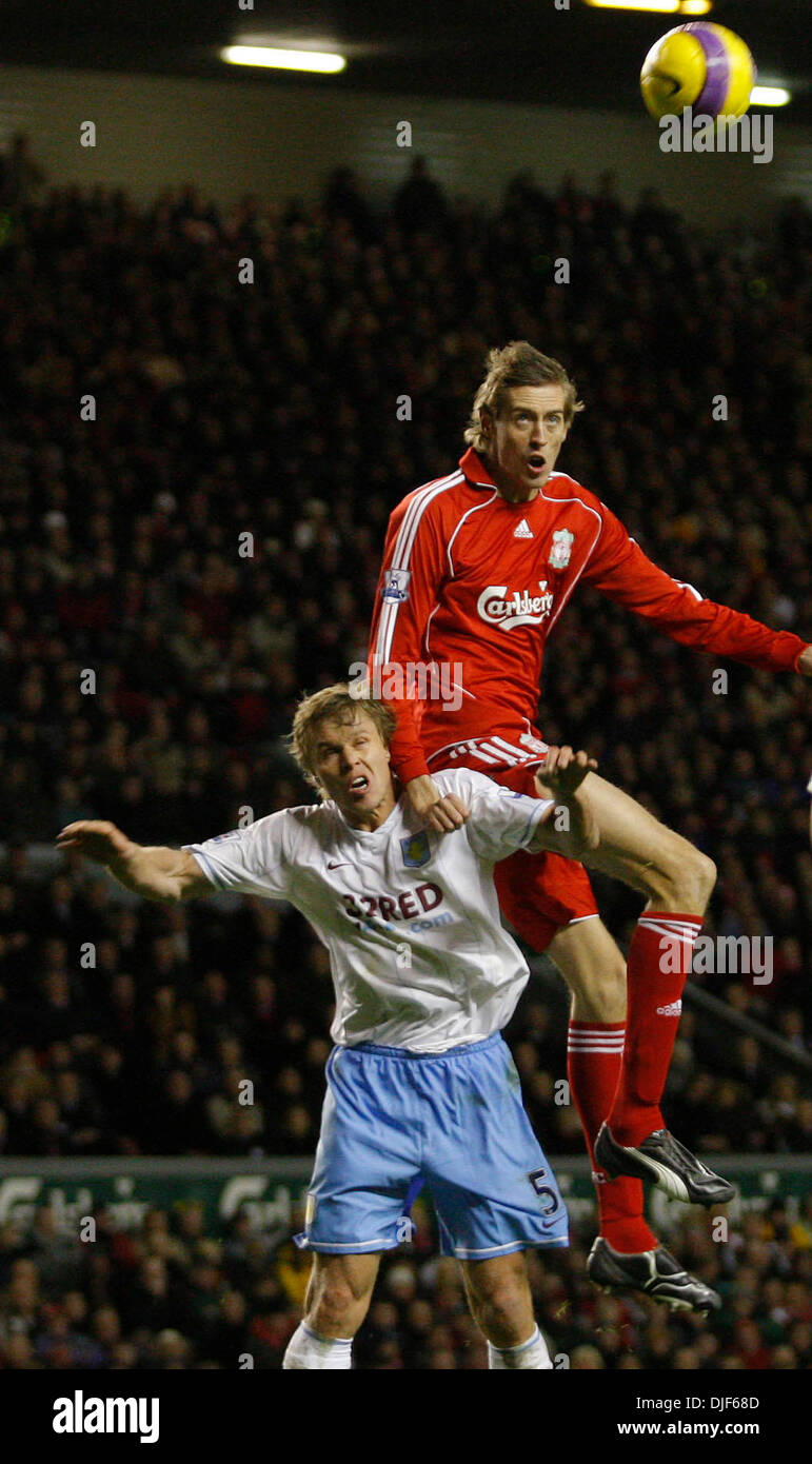 Le centre de Liverpool, Peter Crouch s'élève au-dessus d'Aston Villa Martin Laursen (crédit Image : © Photographe/Cal Sport Media) Banque D'Images Le centre de Liverpool, Peter Crouch s'élève au-dessus d'Aston Villa Martin Laursen (crédit Image : © Photographe/Cal Sport Media) Banque D'Images