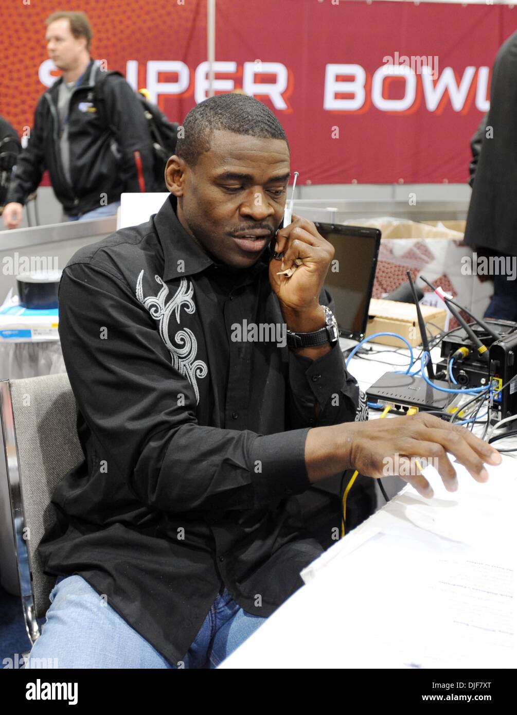 Feb 01, 2008 - Glendale, Arizona, USA - Ancien joueur de la NFL MICHAEL IRVIN parle au téléphone à une station de radio stand lors de la Phoenix Convention Center Jeudi 31 janvier 2008. Irvin était en ville pour le Super Bowl XLII présentant les New England Patriots et les Giants de New York pour être joué à l'University of Phoenix Stadium de Glendale. (Crédit Image : Banque D'Images