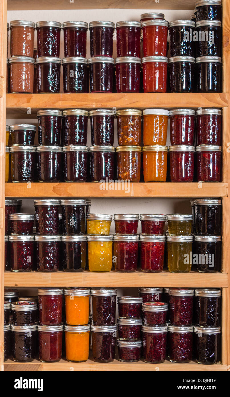 Les boîtes de conserves sur les étagères en bois en garde-manger Photo  Stock - Alamy