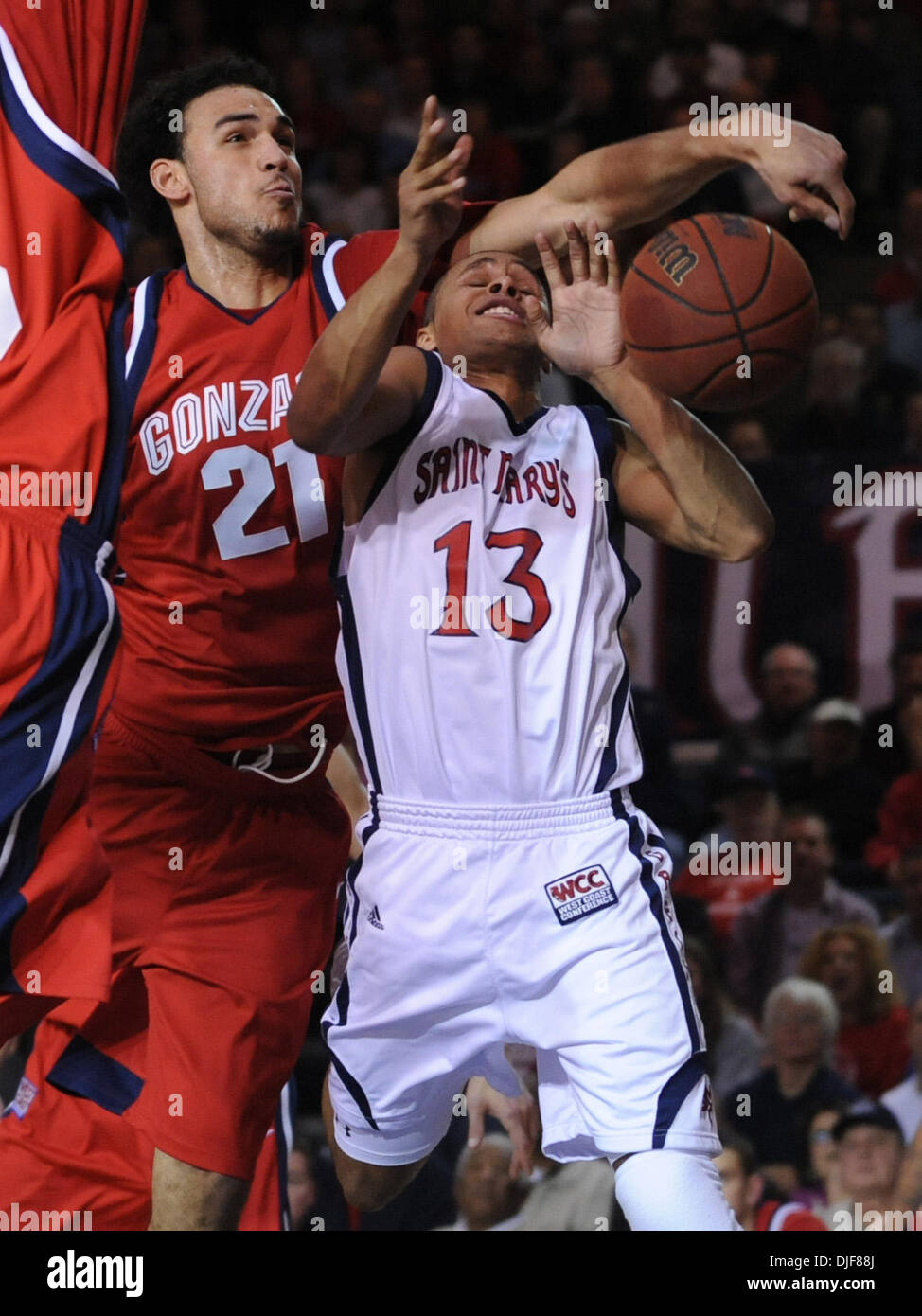 Saint Mary's Gaels Patrick Mills, # 13, obtient la balle swatted loin par les Bulldogs de Gonzaga' Robert Sacre, # 21, dans la 1ère moitié de leur jeu le lundi 4 février 2008 à McKeon Pavilion à Moraga en Californie (Jose Carlos Fajardo/Contra Costa Times/ZUMA Press). Banque D'Images