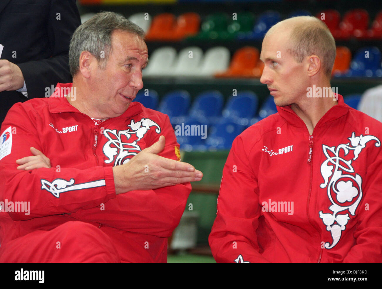 Feb 07, 2008 - Moscou, Russie - La Russie accueille la Coupe Davis 2008 à Moscou. La Russie jouera contre la Serbie. Sur la photo : le capitaine de l'équipe russe SHAMIL TARISHCHEV et Nikolaï Davydenko. (Crédit Image : © PhotoXpress/ZUMA Press) RESTRICTIONS : * l'Amérique du Nord et du sud de l'homme seulement * Banque D'Images