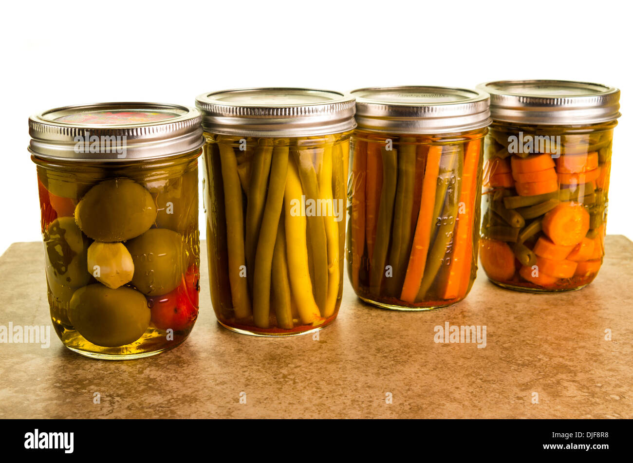 Des bocaux de conserves de légumes conservés dans des pots Mason Banque D'Images