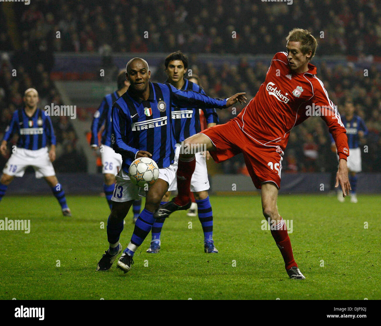 Le centre de Liverpool, Peter Crouch et Maicon de l'Inter Milan (crédit Image : © Photographe/Cal Sport Media) Banque D'Images Le centre de Liverpool, Peter Crouch et Maicon de l'Inter Milan (crédit Image : © Photographe/Cal Sport Media) Banque D'Images