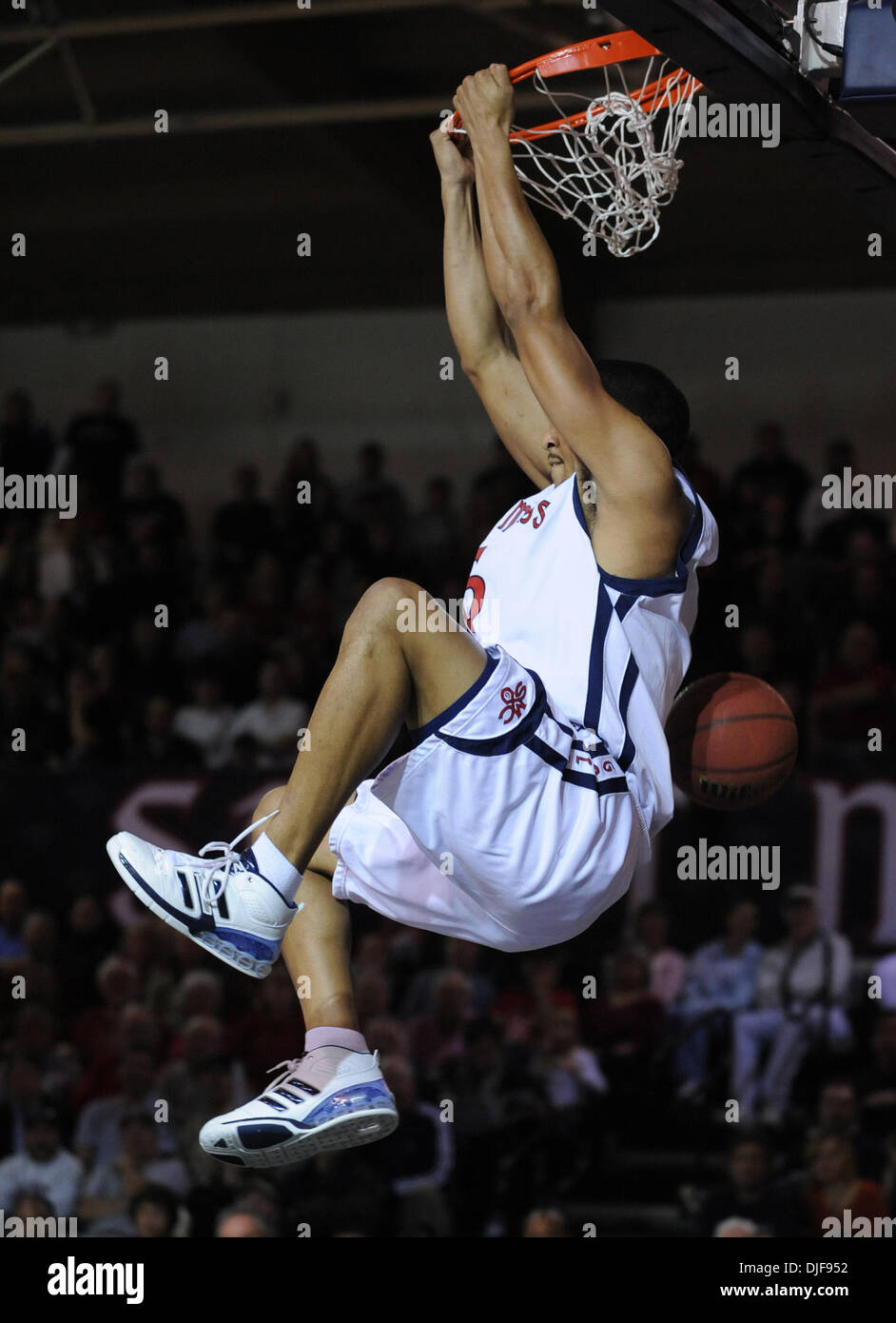 Saint Mary's Gaels Yusef Smith, n°5, fait un dunk derrière le dos contre les San Francisco dons dans le 1er semestre de leur jeu le Vendredi, Février 8, 2008 à McKeon Pavilion à Moraga en Californie (Jose Carlos Fajardo/Contra Costa Times/ZUMA Press). Banque D'Images