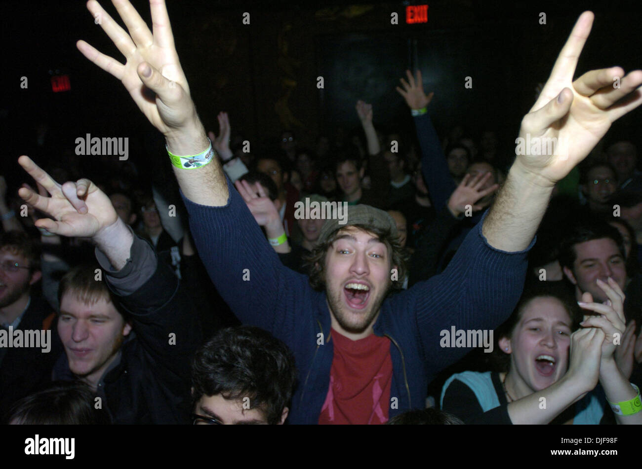 10 févr. 2008 - Manhattan, NY, USA - La foule réagit au Kaiju Big Battel 'NY Black Out' au Webster Hall. Kaiju est un mot japonais signifiant monstre étrange. Kaiju Big Battel est une troupe de divertissement de rendement basée à Boston, Massachusetts et créé par Rand Borden, dont les performances sont des parodies de la lutte professionnelle et les films de kaiju ritual Japa Banque D'Images