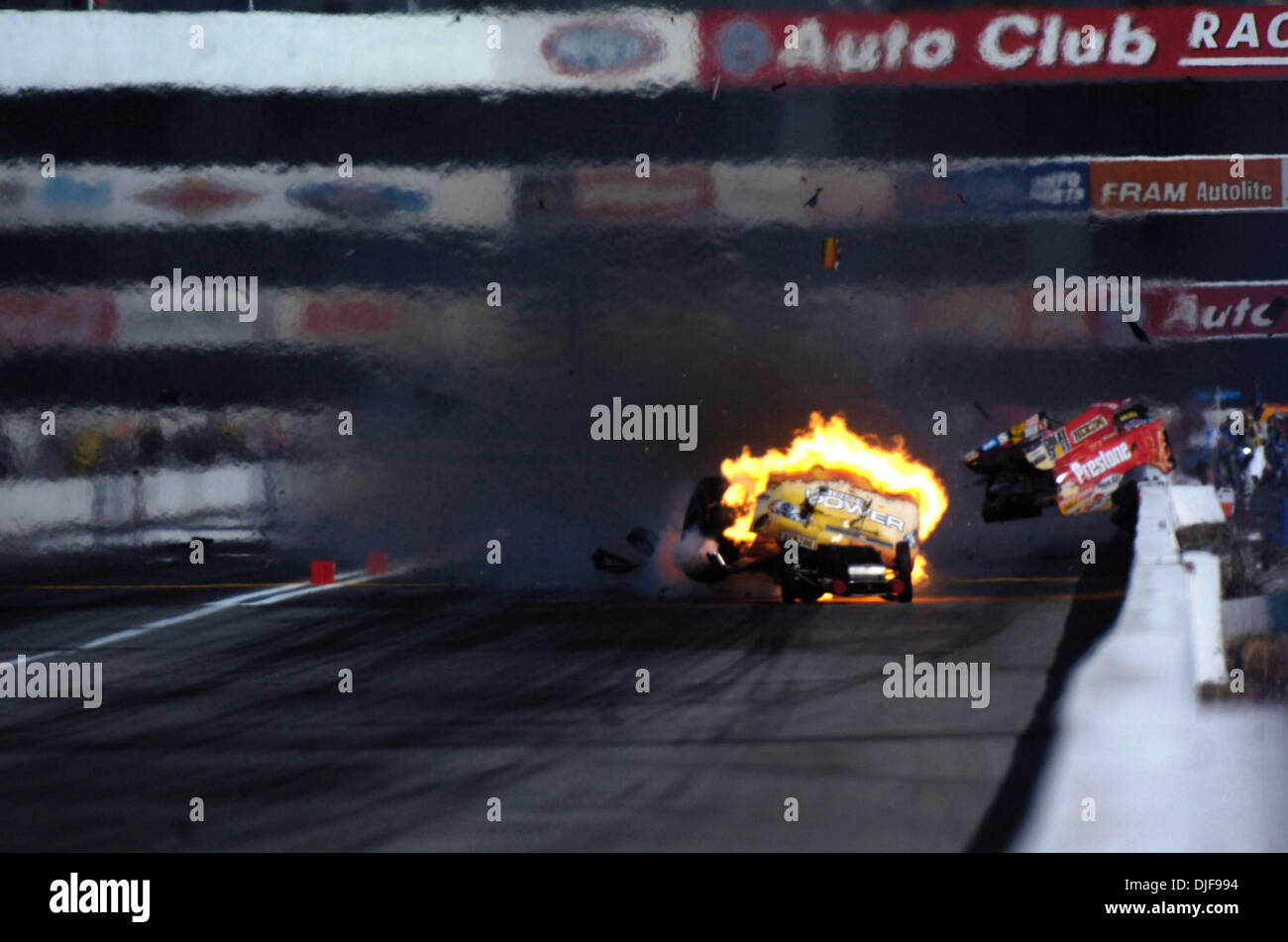 10 févr. 2008 - Pomona, Californie, États-Unis - National Hot Rod Association funny car driver TONY PEDREGON explose le moteur comme il races contre John Force à près de 300 mph Dimanche 10 février 2008, lors de la 48e assemblée annuelle CARQUEST Pièces d'Winternationals NHRA à Pomona Raceway à Pomona, Californie Pedregon a été transporté à un hôpital voisin avec des brûlures à la main droite et est retourné à Banque D'Images